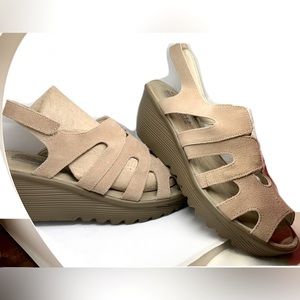 Like NEW EXCELLENT Sketchers Memory Foam Caged Slingback Suede Wedge Sandals 8.5